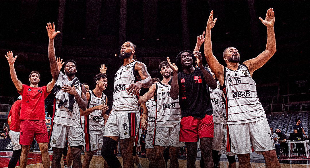 Jogadores do time de basquete do Flamengo comemoram