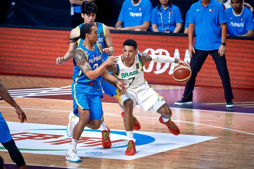 Didi Louzada em ação contra Filipinas - Foto: Reprodução / Site FIBA